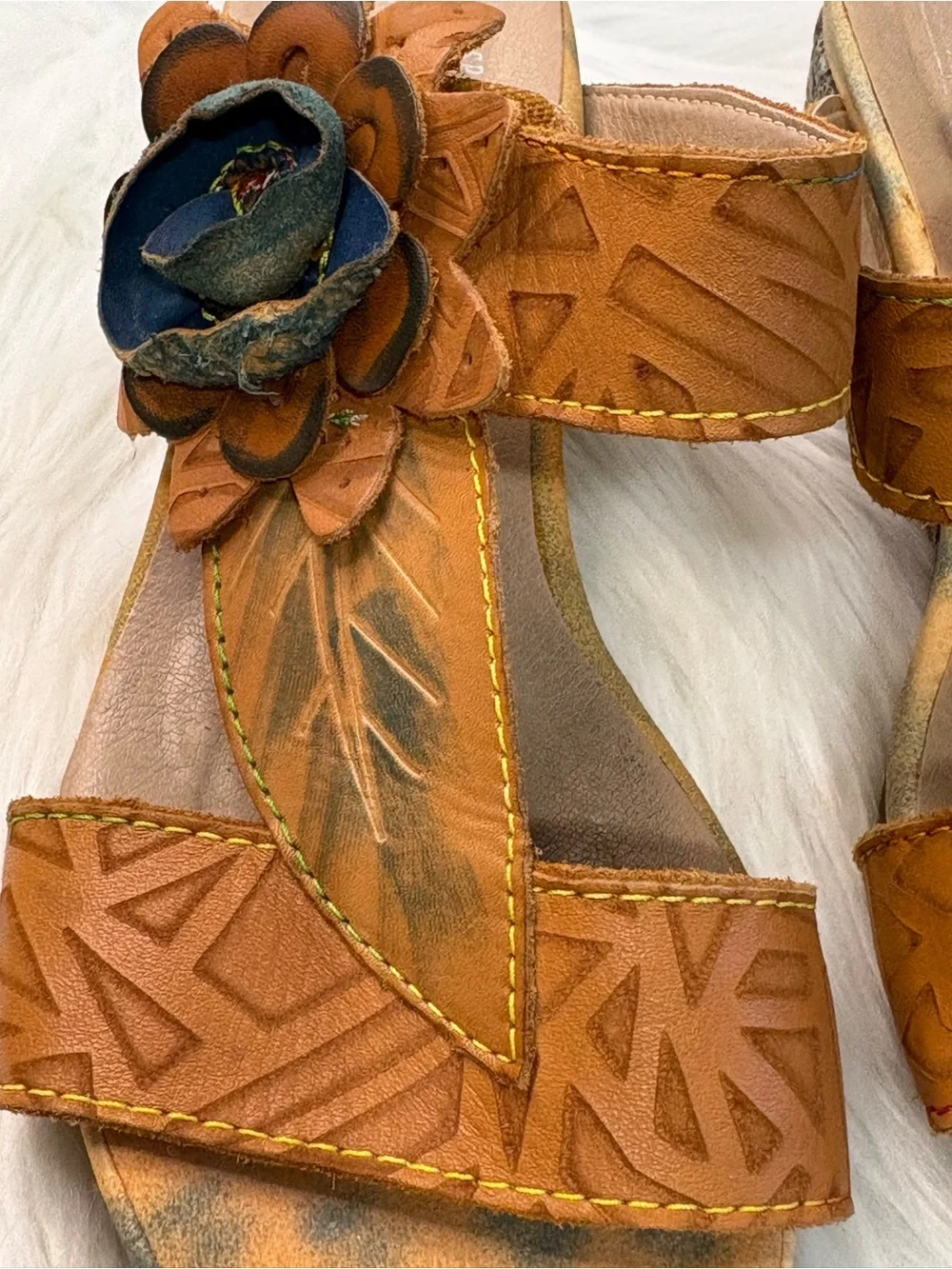 L'ARTISTE Cognac Leather Floral Appliqué Slide Sandals - Picture 4 of 13